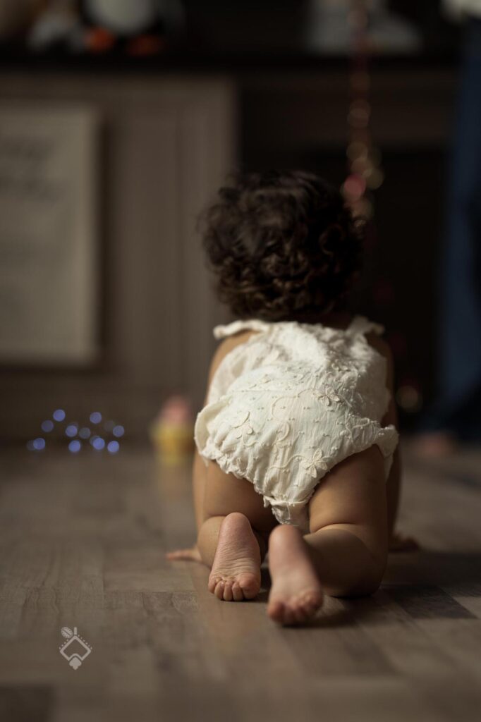 عکاسی راه رفتن کودک چهار دست و پا در منزل